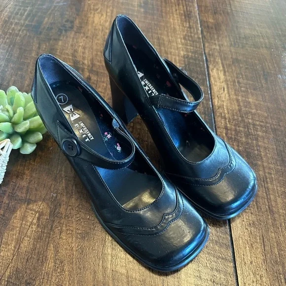 Emergency Exit | 90s Y2K Block Heel, Square Toe Mary Jane Shoes, Size 7 - Picture 2 of 10